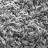 Hình ảnh kính hiển vi điện tử cho thấy bọt niken tráng graphene và sau đó là bề mặt xúc tác của sắt, mangan và phốtpho. (Nguồn: phys.org)