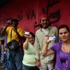 Người dân Venezuela xếp hàng chờ bỏ phiếu tại điểm bầu cử ở Caracas ngày 30/7. (Ảnh: AFP/TTXVN)