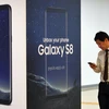 Biển quảng cáo điện thoại Samsung Galaxy S8 tại một cửa hàng ở Seoul, Hàn Quốc. (Ảnh: AFP/TTXVN) 