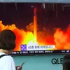 Người dân Hàn Quốc theo dõi trên truyền hình về vụ phóng thử tên lửa đạn đạo liên lục địa lần thứ hai của Triều Tiên tại một nhà ga ở Seoul ngày 29/7 vừa qua. (Ảnh: AFP/TTXVN)