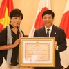 Thừa ủy quyền của Chủ tịch nước, Đại sứ Việt Nam tại Nhật Bản Nguyễn Quốc Cường trao Huân chương Hữu nghị cho bà Masako Sakata. (Ảnh: Thành Hữu/TTXVN)