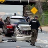 Cảnh sát Virginia điều tra tại hiện trường vụ xe ô tô lao vào đám đông tuần hành ở Charlottesville ngày 12/8. (Ảnh: EPA/TTXVN)