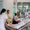 Các y, bác sỹ khẩn trương cấp cứu tại Bệnh viện đa khoa 115 Nghệ An. (Ảnh: Tá Chuyên/TTXVN)