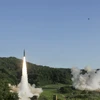 Tên lửa được phóng trong cuộc tập trận chung Mỹ-Hàn ở bờ biển phía đông Hàn Quốc ngày 5/7 vừa qua. (Ảnh: EPA/TTXVN)