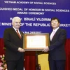 Chủ tịch Viện Hàn lâm Khoa học xã hội Nguyễn Quang Thuấn trao tặng Kỷ niệm chương cho Thủ tướng Thổ Nhĩ Kỳ Binali Yildirim. (Ảnh: An Đăng/TTXVN)