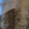 Khói bốc lên từ tòa chung cư Grenfell Tower bị cháy ở London ngày 14/6 vừa qua. (Ảnh: EPA/TTXVN)