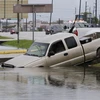 Ôtô bị nước lũ cuốn trôi trong bão Harvey tại Mỹ ngày 27/8. (Ảnh: EPA/TTXVN)