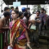 Người dân sơ tán khỏi khu vực xảy ra xung đột bạo lực ở bang Rakhine ngày 30/8 vừa qua. (Ảnh: EPA/TTXVN)