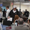Tổng thống Mỹ Donald Trump (giữa) thăm và làm việc với Trung tâm cứu trợ an toàn công ở Austin, Texas ngày 29/8 vừa qua. (Ảnh: AFP/TTXVN)