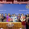Hai Chủ tịch Trung ương Hội LHPN Việt Nam-Lào trao cho nhau thỏa thuận hợp tác giữa hai Hội giai đoạn 2017-2022. (Ảnh: Phạm Kiên/Vietnam+)