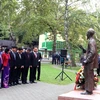 Đoàn đại biểu Đảng Cộng sản Việt Nam đặt vòng hoa tại tượng đài Hồ Chí Minh ở thành phố Zalaegerszeg. (Ảnh: Trần Quang/Vietnam+) 