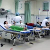 Các bệnh nhân đang được đưa vào cấp cứu trong đêm 14/9. (Ảnh: Trần Lâm/Vietnam+)