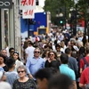 Người dân và khách du lịch mua sắm trên phố Oxford ở thủ đô London. (Ảnh: EPATXVN)