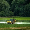 Nông dân phun thuốc diệt cỏ ở Bailleul, miền bắc nước Pháp. (Ảnh: AFP/TTXVN)