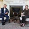 Thủ tướng Anh Theresa May (ảnh, phải) đã có cuộc hội đàm với Chủ tịch Hội đồng châu Âu Donald Tusk (ảnh, trái) tại Phủ Thủ tướng ở London. (Ảnh: AFP/TTXVN)