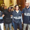 Cảnh sát Italy bắt giữ một đối tượng tình nghi liên quan đến các băng nhóm tội phạm ở Rimini. (Ảnh: EPA/TTXVN)