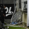 Hiện trường rào chắn bị đổ sập tại sân vận động ở thành phố Amiens, Pháp ngày 30/9. (Ảnh: AFP/TTXVN)