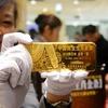 Vàng được bán tại một cửa hàng ở Bắc Kinh, Trung Quốc. (Ảnh: AFP/TTXVN)