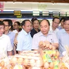 Thủ tướng Nguyễn Xuân Phúc thăm và kiểm tra tại siêu thị Coopmart, quận 11. (Ảnh: Thống Nhất/TTXVN)