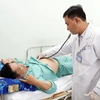 Bác sỹ Bệnh viện Trưng Vương Thành phố Hồ Chí Minh thăm khám cho bệnh nhân. (Ảnh: Phương Vy/TTXVN)