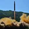Tên lửa đạn đạo liên lục địa Hwasong-14 của Triều Tiên được phóng tại một địa điểm bí mật ở Triều Tiên. (Ảnh: Yonhap/TTXVN)