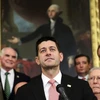 Chủ tịch Hạ viện Paul Ryan (giữa) và lãnh đạo phe đa số tại Hạ viện Thượng nghị sỹ Mitch McConnell. (Ảnh: AFP/TTXVN)