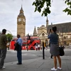 Du khách thăm quan Tháp Big Ben ở trung tâm London. (Ảnh: AFP/TTXVN)
