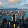 Tòa nhà chọc trời The Centre (giữa) tại Hong Kong, Trung Quốc. (Ảnh: AFP/TTXVN)