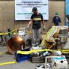 Nhân viên Cơ quan Chống Ma túy Philippine (PDEA) tiêu hủy dụng cụ và hóa chất tại một cơ sở điều chế ma túy trái phép ở thành phố Valenzuela, Philippines, ngày 12/10 vừa qua. (Ảnh: THX/TTXVN)