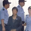 Cựu Tổng thống Park Geun-hye (trái) được đưa tới phiên tòa ở Seoul ngày 31/8 vừa qua. (Ảnh: Yonhap/TTXVN)
