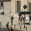 Cảnh sát Pháp điều tra tại hiện trường vụ tấn công ở Marseille ngày 1/10. (Ảnh: AFP/TTXVN)