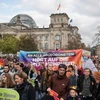  Người dân tuần hành tại Berlin phản đối sự hiện diện của AfD tại Quốc hội liên bang Đức ngày 22/10. (Ảnh: AFP/TTXVN)