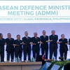 Đại tướng Ngô Xuân Lịch (thứ 2, phải), Ủy viên Bộ Chính trị, Phó Bí thư Quân ủy Trung ương, Bộ trưởng Bộ Quốc phòng chụp ảnh chung cùng Bộ trưởng Quốc phòng các nước ASEAN tại hội nghị. (Ảnh: THX/TTXVN)