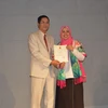 Đại sứ Việt Nam tại Ai Cập Đỗ Hoàng Long trao giấy khen cho nghệ sỹ Nhà hát múa rối Cairo May Mohab. (Ảnh: Nguyễn Tùng/VietnamPlus)