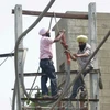 Công nhân sửa chữa một trụ điện ở Amritsar. (Nguồn: AFP)