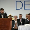 Trưởng đoàn đàm phán ELN Pablo Beltran (trái) phát biểu tại vòng đàm phán hòa bình với đại diện Chính phủ Colombia ở Sangolqui, Ecuador. (Ảnh: AFP/TTXVN)