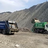 Xe chuyên dụng đang đổ thải rác tại khai trường khai thác than. (Ảnh: Văn Đức/TTXVN)