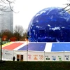 Mô hình Trái Đất được dựng lên tại công viên Rheinaue ở thành phố Bonn của Đức khi hội nghị COP23 đang diễn ra. (Ảnh: AFP/TTXVN)