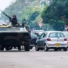 Xe quân sự xuất hiện trên đường phố thủ đô Harare của Zimbabwe ngày 15/11. (Ảnh: AFP/TTXVN)