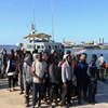 Người di cư tới căn cứ hải quân ở Tripoli, Libya ngày 11/10 vừa qua sau khi được cứu trên biển. (Ảnh: AFP/TTXVN)