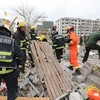 Lực lượng cứu hộ làm nhiệm vụ tại hiện trường vụ nổ ở Chiết Giang. (Ảnh; AFP/TTXVN)