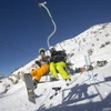 Du khách vui chơi tại khu trượt tuyết Hermon ở Cao nguyên Golan, miền bắc Israel. (Ảnh: EPA/TTXVN)