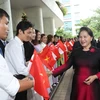 Cộng đồng người Việt tại Singapore đón Chủ tịch Quốc hội Nguyễn Thị Kim Ngân, tại Sân bay Quốc tế Changi, ngày 26/11 vừa qua. (Ảnh: Trọng Đức/TTXVN)
