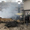 Lực lượng an ninh điều tra tại hiện trường một vụ nổ bom tại trạm kiểm soát an ninh ở Aden, Yemen. (Ảnh: AFP/TTXVN)