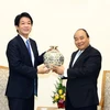 Thủ tướng Nguyễn Xuân Phúc tặng quà lưu niệm ông Sonoura Kentaro, Hạ Nghị sỹ, Cố vấn đặc biệt của Thủ tướng Nhật Bản Shinzo Abe. (Ảnh: Thống Nhất/TTXVN)