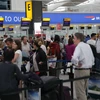 Hành khách chờ làm thủ tục tại sân bay Heathrow ở London. (Ảnh: AFP/TTXVN)