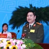 Trung tướng Nguyễn Xuân Mười, Phó Chủ nhiệm Tổng cục Chính trị, Bộ Công an trình bày tham luận. (Ảnh: TTXVN)