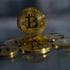 Đồng tiền ảo Bitcoin mạ vàng tại London của Anh. (Ảnh: AFP/TTXVN)