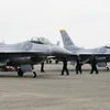 Máy bay chiến đấu F-16 của Mỹ tại căn cứ không quân ở Miyazaki , Nhật Bản chuẩn bị cho cuộc tham gia tập trận chung Mỹ-Nhật Bản. (Ảnh: Kyodo/TTXVN)