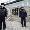 Lực lượng đặc nhiệm an ninh liên bang Nga gác tại một điểm công cộng sau vụ bắt giữ các nghi can khủng bố ở Saint Petersburg. (Ảnh: RT/TTXVN)